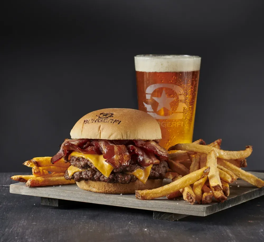Combo Plusburger / Cheeseburger / Fries / Bebida